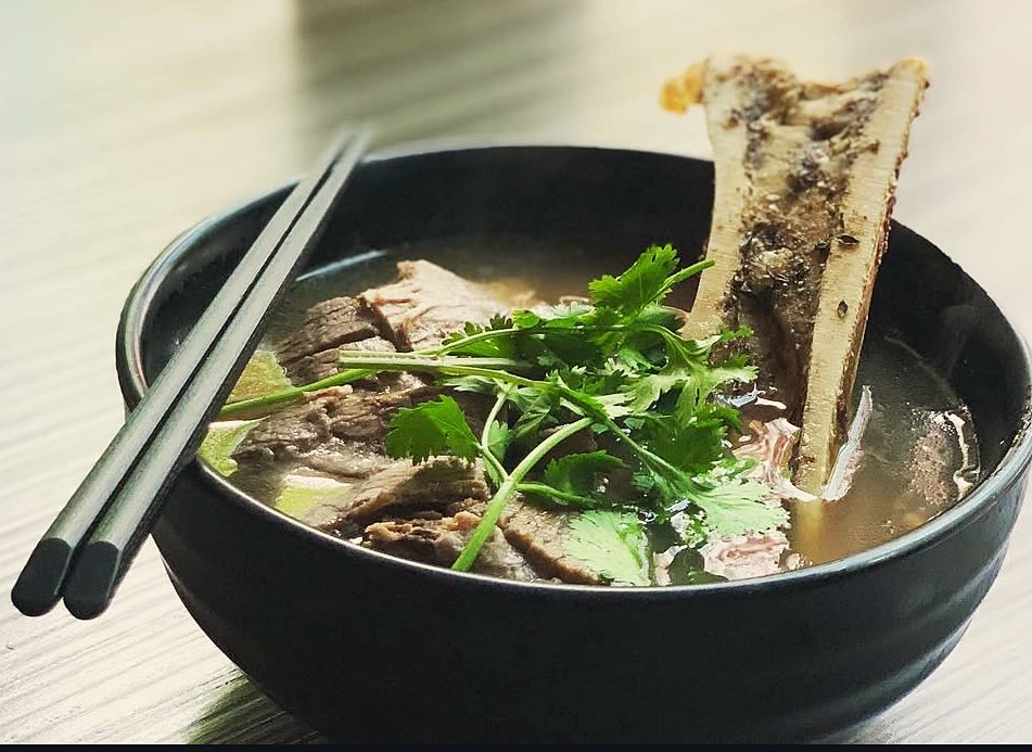 Phở Sườn, beef phở with a roasted marrow bone